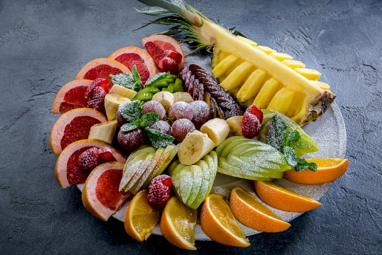 Frutas variadas — plátano, uvas, kiwi y fresas