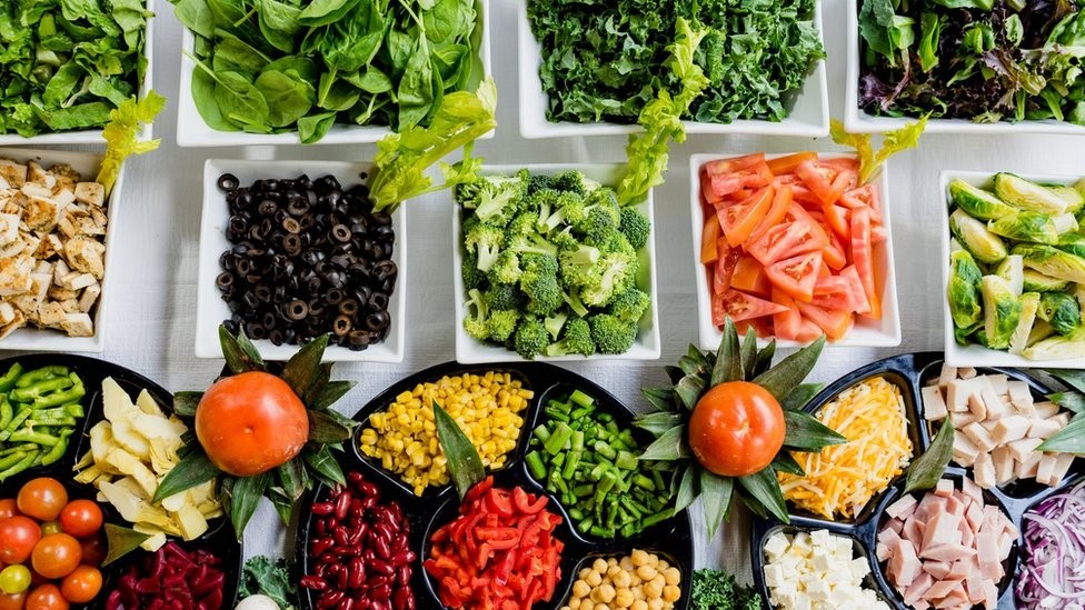 Alimentos ricos en nutrientes — ensalada variada con verduras y proteínas