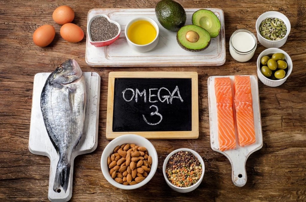 Fuentes de Omega-3 — salmón, pescado, aguacate y semillas